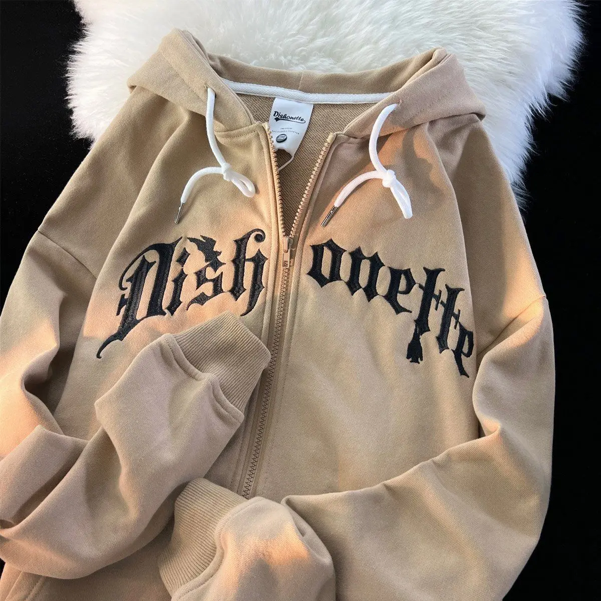 American retro letter print cardigan jacket for men and women Korean version autumn loose couple wear niche hooded sweatshirt
American retro letter print cardigan jacket for men and women Korean version autumn loose couple wear niche hooded sweatshirt