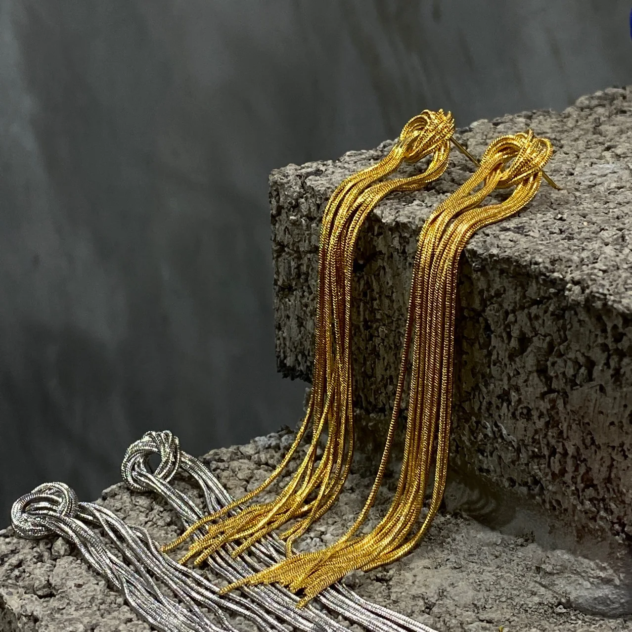 LONDANY earrings Small tassel earrings long temperament metal flexible knot knot long earrings
LONDANY earrings Small tassel earrings long temperament metal flexible knot knot long earrings