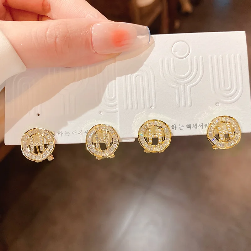 Real Gold Plated Silver Needle Zircon H-letter Earrings Korean Dongdaemun Niche Simple Fashion Personalized
Real Gold Plated Silver Needle Zircon H-letter Earrings Korean Dongdaemun Niche Simple Fashion Personalized