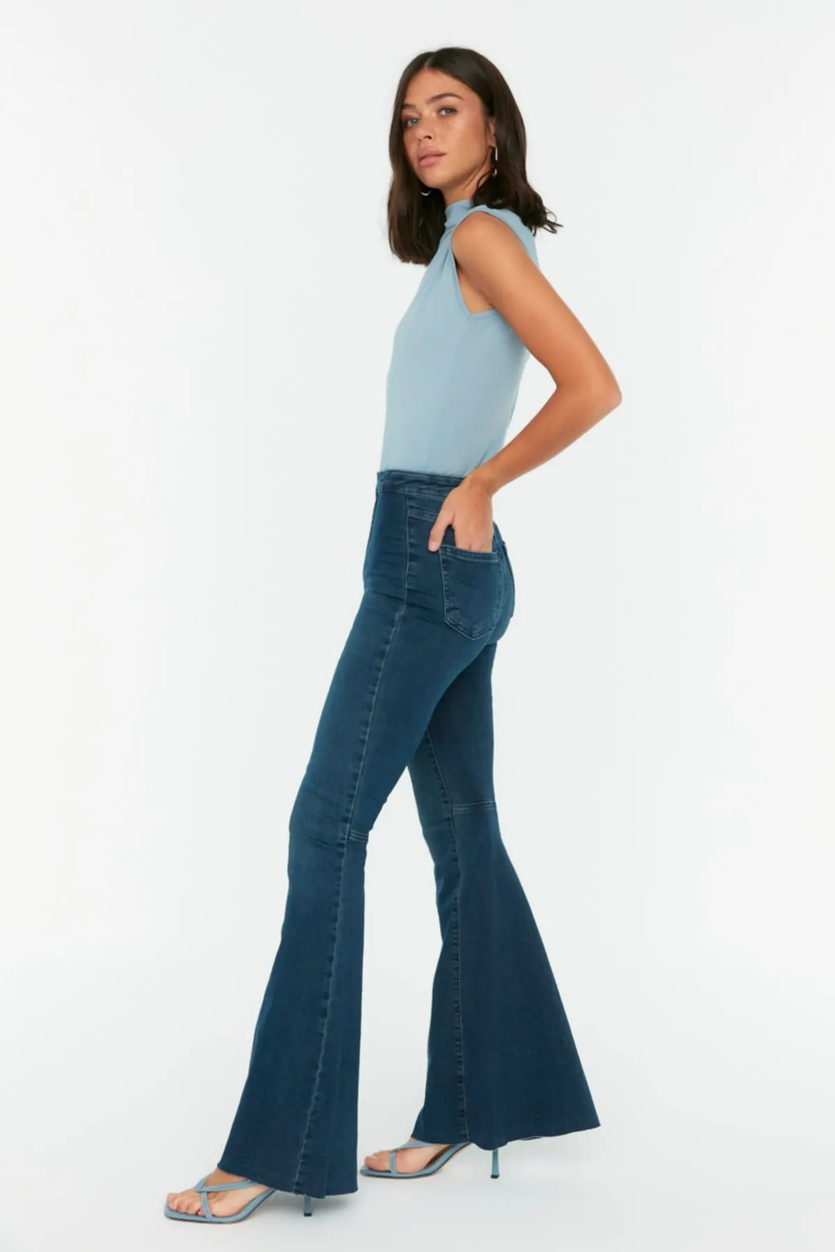 Женские джинсы, темно-синие расклешенные Длинные прямые брюки с высокой талией, уличная одежда, женские джинсы на молнии с пуговицами
Женские джинсы, темно-синие расклешенные Длинные прямые брюки с высокой талией, уличная одежда, женские джинсы на молнии с пуговицами