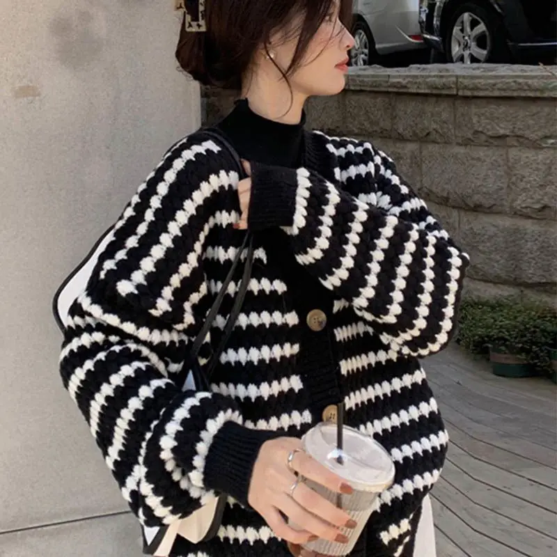 Little Fragrance style knit cardigan tops women spring and winter new Korean version of the lazy wind stripe V-neck sweater jack
Little Fragrance style knit cardigan tops women spring and winter new Korean version of the lazy wind stripe V-neck sweater jack
