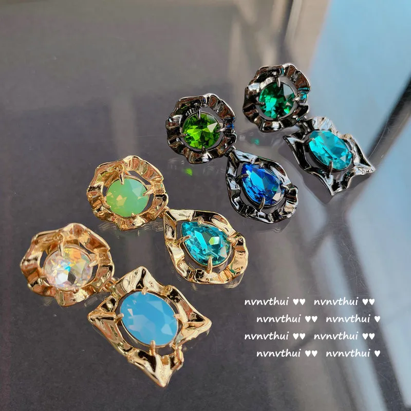 Bright Green-Blue Fluorescent Denier-Shaped Gem Earrings Designer Plated 18K Gold Drop Zircon Melting Geometric Earrings
Bright Green-Blue Fluorescent Denier-Shaped Gem Earrings Designer Plated 18K Gold Drop Zircon Melting Geometric Earrings