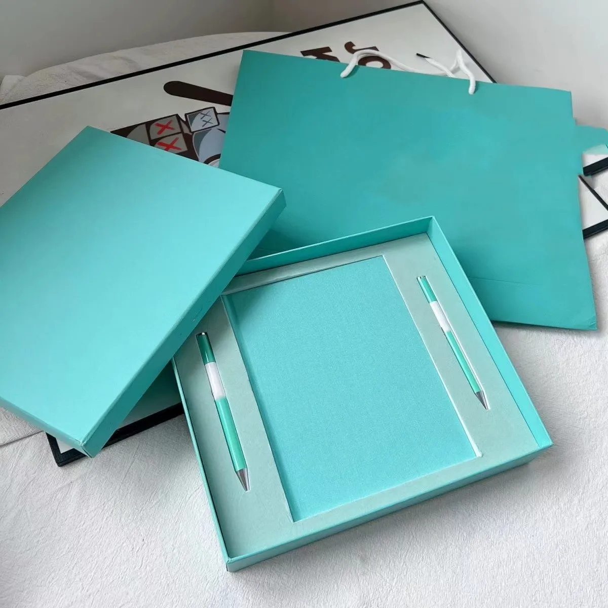 2022 new high-end elegant blue soft sheepskin notebook notepad diary signature pen
2022 new high-end elegant blue soft sheepskin notebook notepad diary signature pen