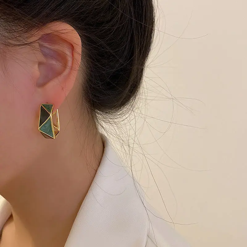 2022 New Fashion Retro Green Rhombus C Shape Earrings for Woman Golden Rhombus Stud Earrings Wedding Jewelry Wholesale Gift
2022 New Fashion Retro Green Rhombus C Shape Earrings for Woman Golden Rhombus Stud Earrings Wedding Jewelry Wholesale Gift