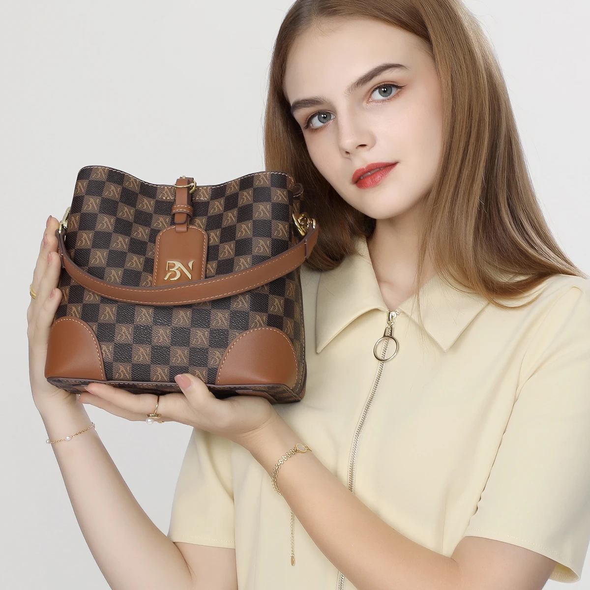 Printed Bucket Bag Women's Fashion Retro One Shoulder Underarm Bag 2023 Summer New One Shoulder Crossbody Bag Handheld
Printed Bucket Bag Women's Fashion Retro One Shoulder Underarm Bag 2023 Summer New One Shoulder Crossbody Bag Handheld