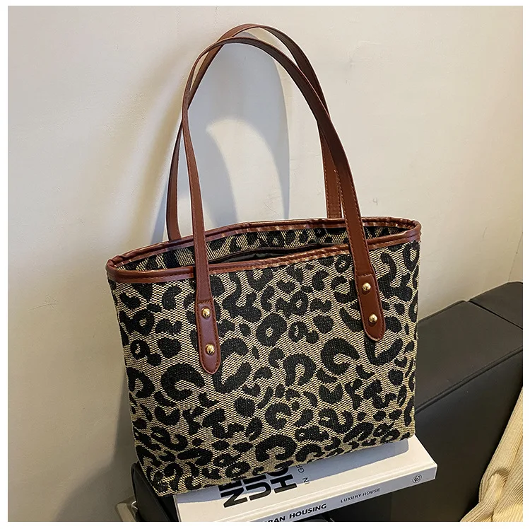 Luxury Denim Leopard Large Capacity Women Shoulder Bags Female Designers Letter Print Shopper Bag Fashion Handbags for Women 
Luxury Denim Leopard Large Capacity Women Shoulder Bags Female Designers Letter Print Shopper Bag Fashion Handbags for Women