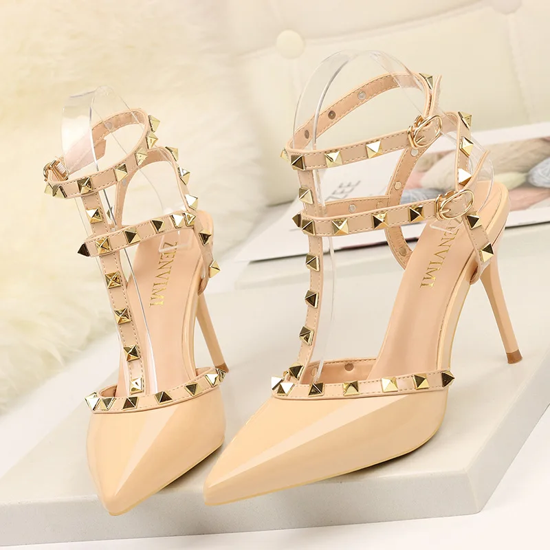 Women's Shoes Roman Fashion Rivet Sandals 10CM PUMPS Sexy Nightclub Stiletto Heels Patent-leather Metallic Hollow
Women's Shoes Roman Fashion Rivet Sandals 10CM PUMPS Sexy Nightclub Stiletto Heels Patent-leather Metallic Hollow
