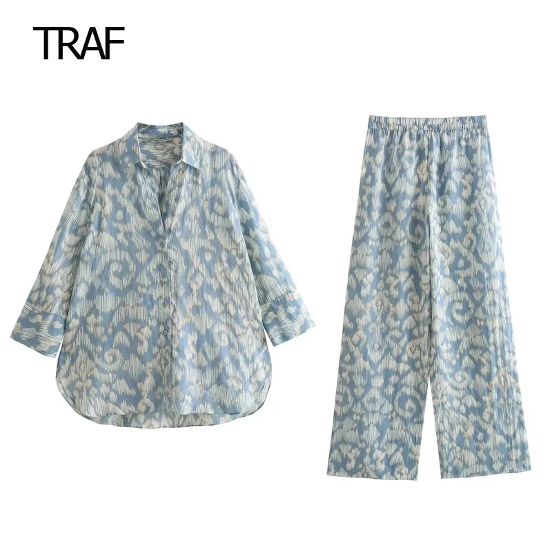 Брюки и рубашка из рами с принтом, с поясом и воротником с лацканами
Брюки и рубашка из рами с принтом, с поясом и воротником с лацканами