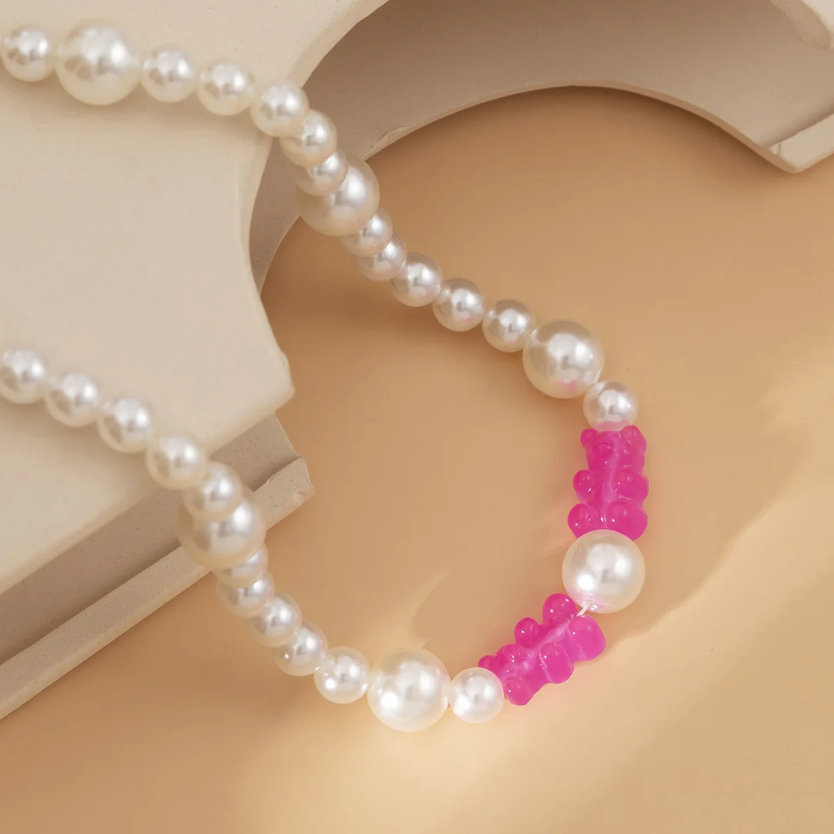 Vintage Fashion Imitation Pearl Single Layer Stitching Clavicle Chain Resin Bear Pendant Jewelry for Women Girl Jewelry Gift
Vintage Fashion Imitation Pearl Single Layer Stitching Clavicle Chain Resin Bear Pendant Jewelry for Women Girl Jewelry Gift