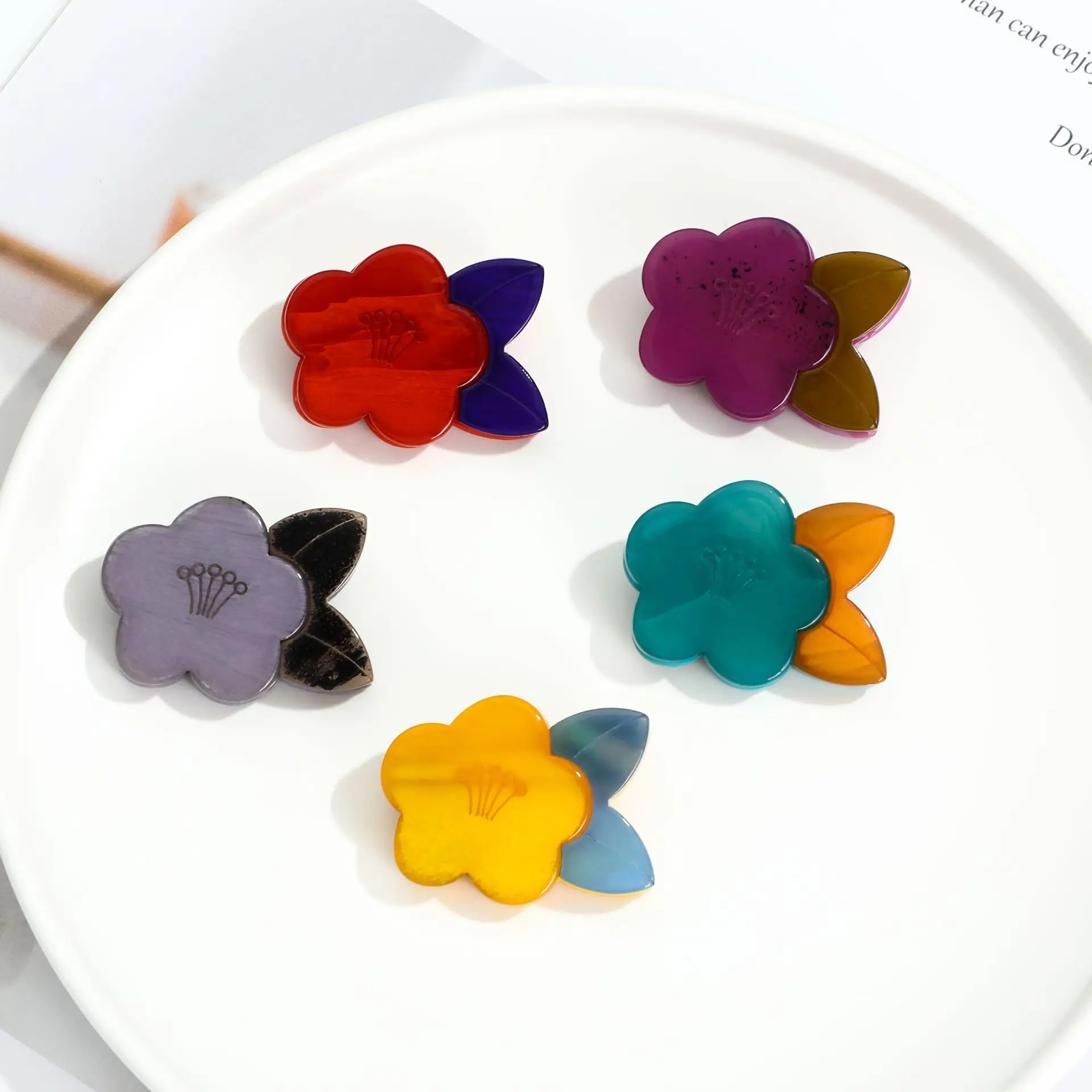 2022 Korean version of the niche flower retro corsage high-quality acrylic brooch simple and versatile accessories wholesale
2022 Korean version of the niche flower retro corsage high-quality acrylic brooch simple and versatile accessories wholesale