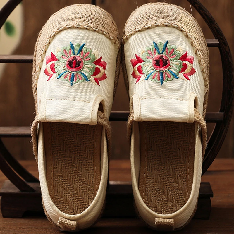 Лоферы женские в стиле ретро с вышивкой, тканевые Туфли с круглым носком, низкие, на плоской подошве, этническая стильная обувь из хлопка и л... 
Лоферы женские в стиле ретро с вышивкой, тканевые Туфли с круглым носком, низкие, на плоской подошве, этническая стильная обувь из хлопка и л...