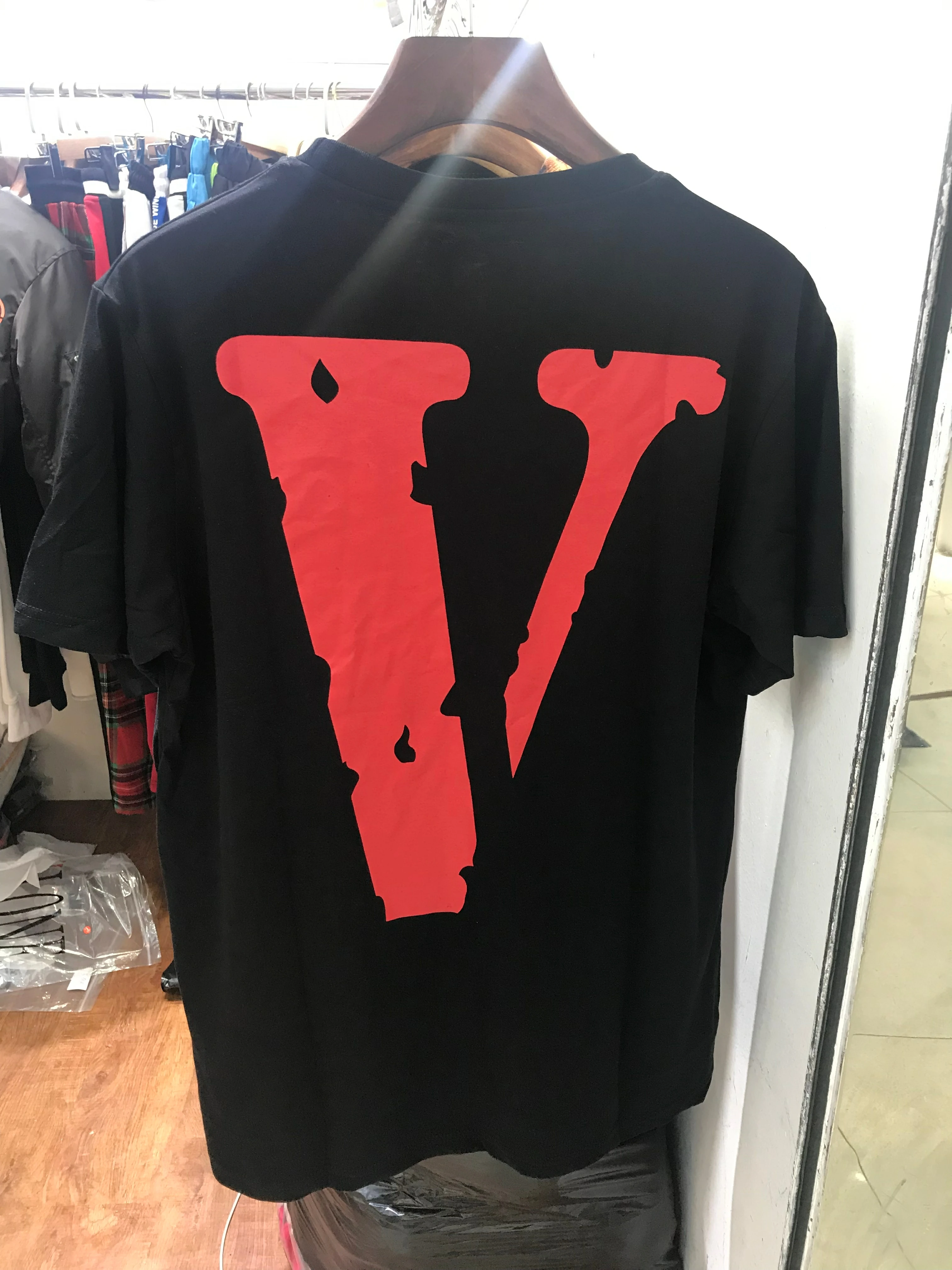 VLONE Men's / Women's Couples Casual Fashion Trend High Street Loose 100% Cotton Reflective Letter V Round Neck T-Shirt 1232
VLONE Men's / Women's Couples Casual Fashion Trend High Street Loose 100% Cotton Reflective Letter V Round Neck T-Shirt 1232