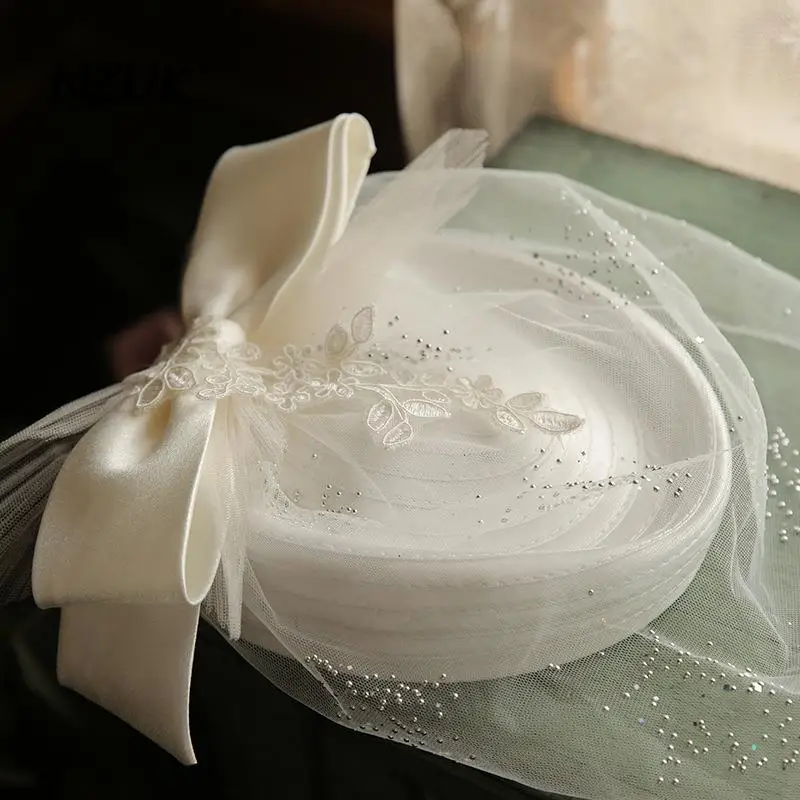 Bride Wedding White Fascinator Chic Headpiece Banquet Elegant Hairpin Party Top Hat Pillbox Cap chapeau mariage
Bride Wedding White Fascinator Chic Headpiece Banquet Elegant Hairpin Party Top Hat Pillbox Cap chapeau mariage