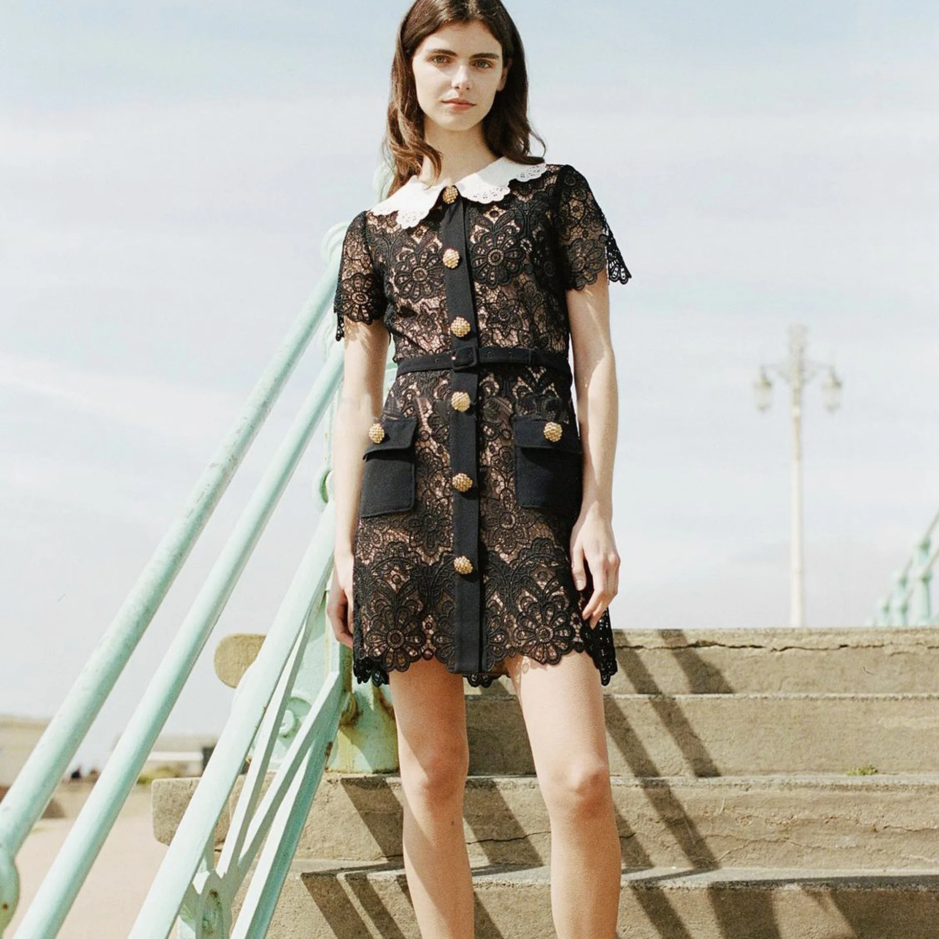 HIgh Quality Black Floral Guipure Mini Dress 2022 Designer Cute White Collar HOllow Out SIngle Breasted A line Women Lace Dress
HIgh Quality Black Floral Guipure Mini Dress 2022 Designer Cute White Collar HOllow Out SIngle Breasted A line Women Lace Dress