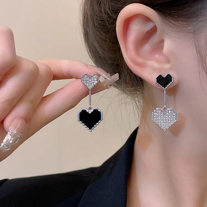 2023 New Korean Black Love Heart Drop Earrings for Woman Asymmetric Crystal Zircon Rose Flower Earring Party Classic Jewelry
2023 New Korean Black Love Heart Drop Earrings for Woman Asymmetric Crystal Zircon Rose Flower Earring Party Classic Jewelry