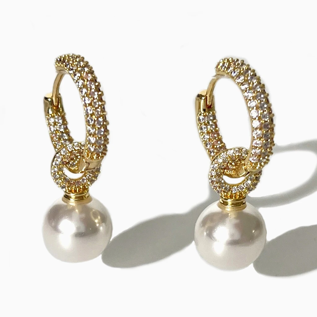 Peri'sbox New Gold Plated Micro Pave Cz Stone Pearl Dangle Earrings for Lady Elegant Crystal Huggie Hoop Earring Detachable
Peri'sbox New Gold Plated Micro Pave Cz Stone Pearl Dangle Earrings for Lady Elegant Crystal Huggie Hoop Earring Detachable