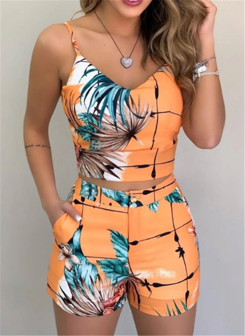 Fashion Women Shorts Suits 2Pieces Sets Summer Office Lady Floral Strap Tank Crop Top+High Waist Button Shorts Female Outfits
Fashion Women Shorts Suits 2Pieces Sets Summer Office Lady Floral Strap Tank Crop Top+High Waist Button Shorts Female Outfits