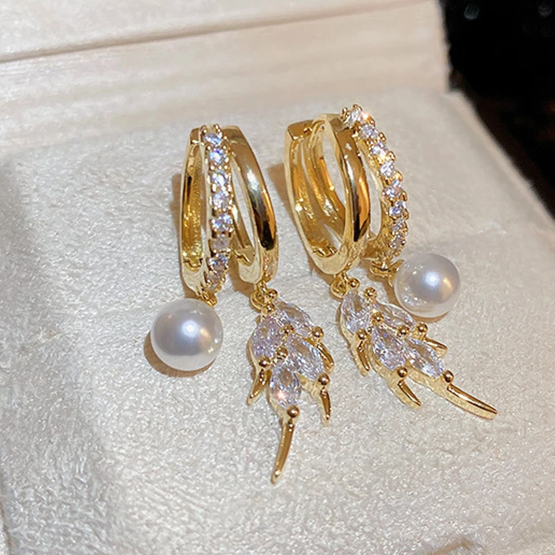 Uilz Luxury Gold Color Leaf Pendant Hoop Earrings for Women Imitation Pearl Zirconia Earring Delicate Daily Wear Ear Accessories
Uilz Luxury Gold Color Leaf Pendant Hoop Earrings for Women Imitation Pearl Zirconia Earring Delicate Daily Wear Ear Accessories