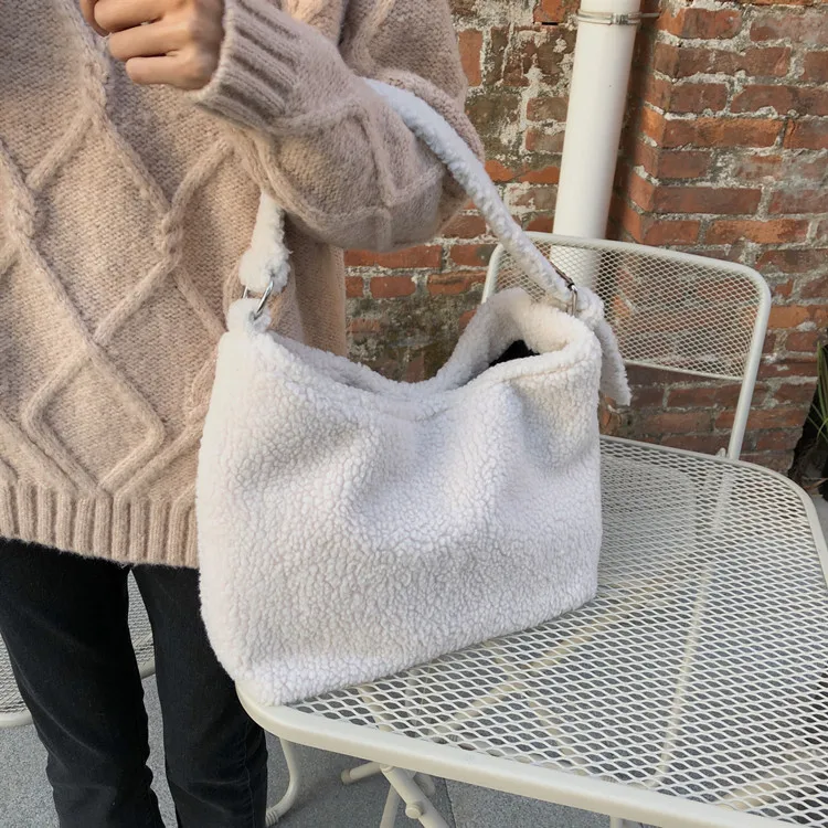 Solid Color Soft Fluffy Plush Women Messenger Bags Winter Lamb Faux Fur Ladies Shoulder Bag Large Capacity Female Casual Tote
Solid Color Soft Fluffy Plush Women Messenger Bags Winter Lamb Faux Fur Ladies Shoulder Bag Large Capacity Female Casual Tote