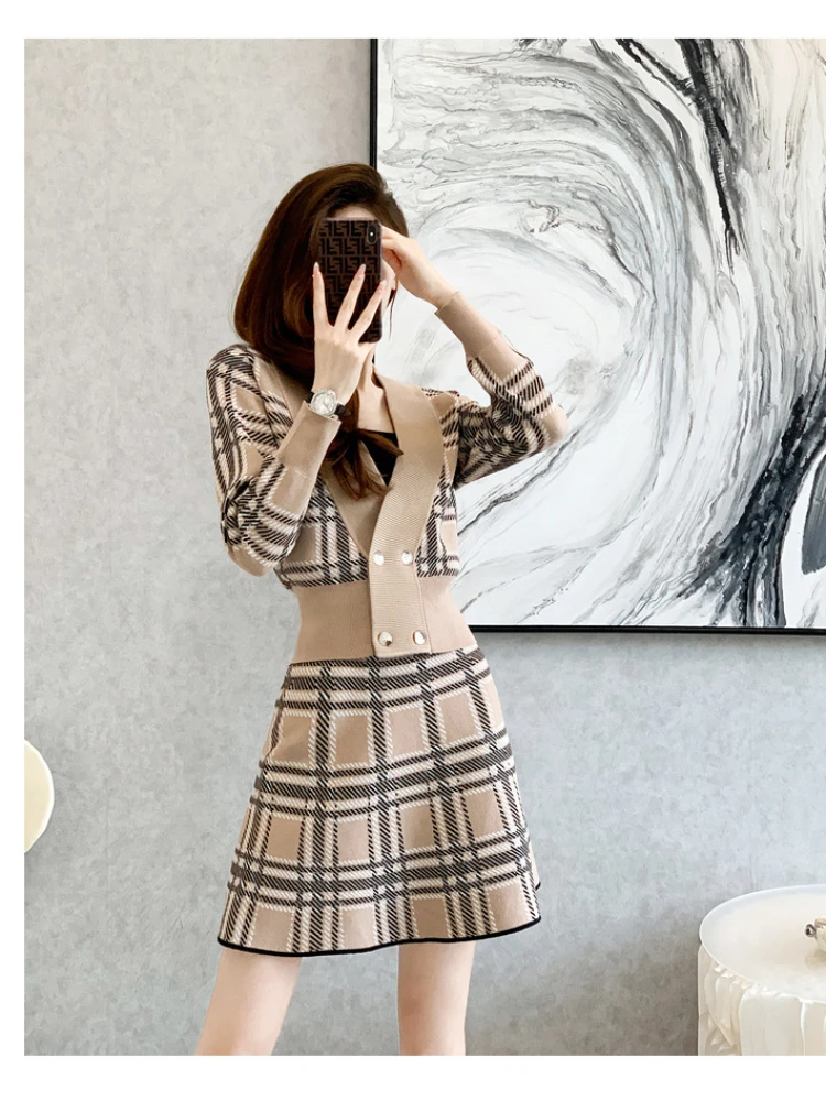 Autumn 2023 New Vintage V-Neck Plaid Short Knitted Cardigan + High Waist Mini Skirts Two-Piece Female Fashion Sweet Suit Korean
Autumn 2023 New Vintage V-Neck Plaid Short Knitted Cardigan + High Waist Mini Skirts Two-Piece Female Fashion Sweet Suit Korean