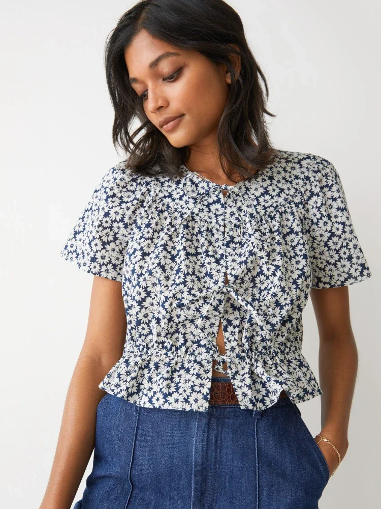 2023 Spring and Summer New Blue and White Daisy Women Floral Short-sleeved Shirt
2023 Spring and Summer New Blue and White Daisy Women Floral Short-sleeved Shirt