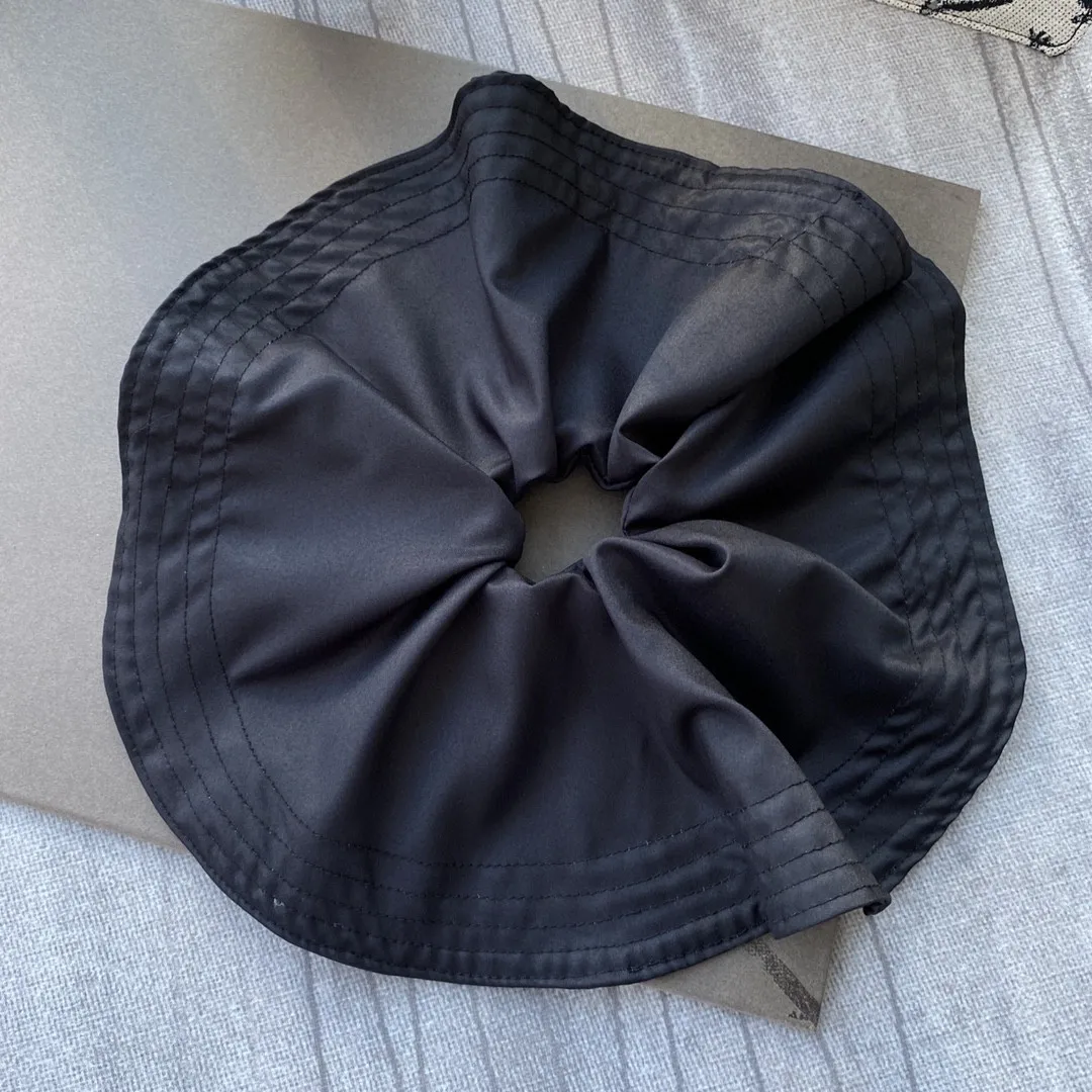 2023 Women Satin version with oversized hair loop stylish black and white ins 30CM Hair Rope
2023 Women Satin version with oversized hair loop stylish black and white ins 30CM Hair Rope