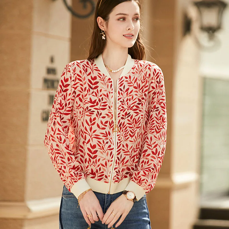 Женская легкая куртка-бомбер из 100% шелка с длинным рукавом и V-образным вырезом
Женская легкая куртка-бомбер из 100% шелка с длинным рукавом и V-образным вырезом