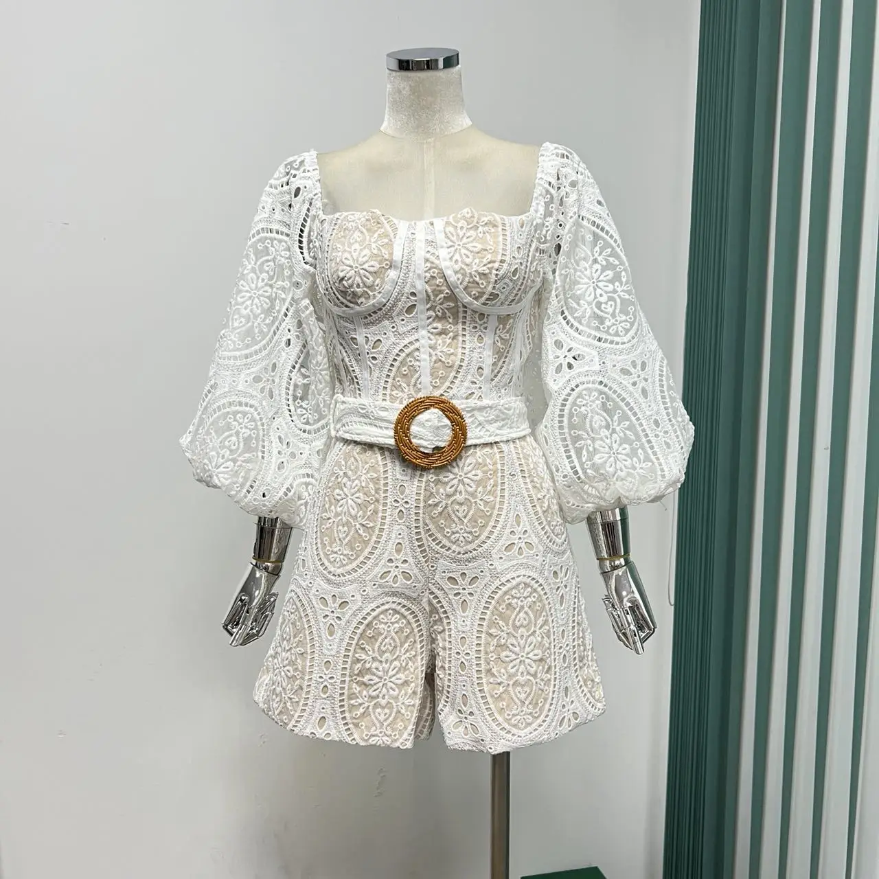 Комплект из 2 предметов, модный Приталенный топ-труба с вышивкой и шорты с высокой талией, 2022
Комплект из 2 предметов, модный Приталенный топ-труба с вышивкой и шорты с высокой талией, 2022