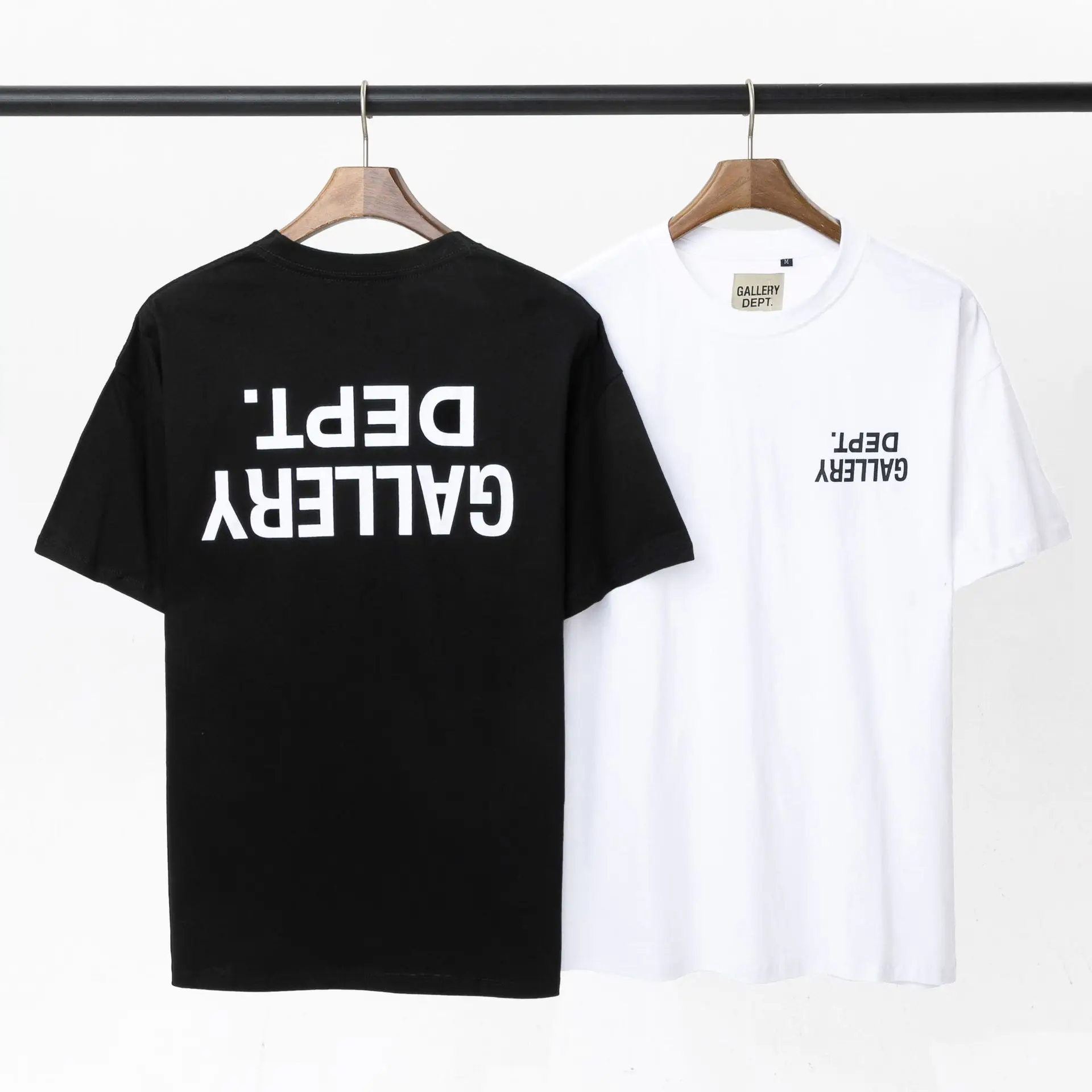 GALLERY DEPT Summer Trend 1:1 T-shirt Graffiti Letter Printing Short Sleeve High Street Style Casual Loose Men Women Cotton
GALLERY DEPT Summer Trend 1:1 T-shirt Graffiti Letter Printing Short Sleeve High Street Style Casual Loose Men Women Cotton