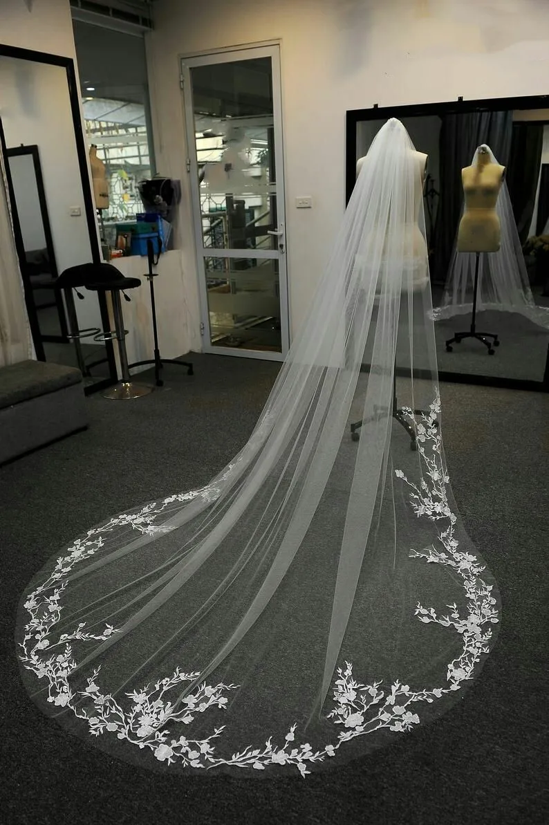 White Ivory Long Bridal Veils One Layer Wedding Veil Lace Appliques Soft Net Cathedral Veil velos de novia voile de mariée
White Ivory Long Bridal Veils One Layer Wedding Veil Lace Appliques Soft Net Cathedral Veil velos de novia voile de mariée