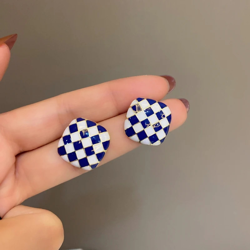 S925 needle Fashion Jewelry Blue White Enamel Plaid Earrings 2021 New Trend Vintage Stud Earrings For Women Gifts Wholesale
S925 needle Fashion Jewelry Blue White Enamel Plaid Earrings 2021 New Trend Vintage Stud Earrings For Women Gifts Wholesale