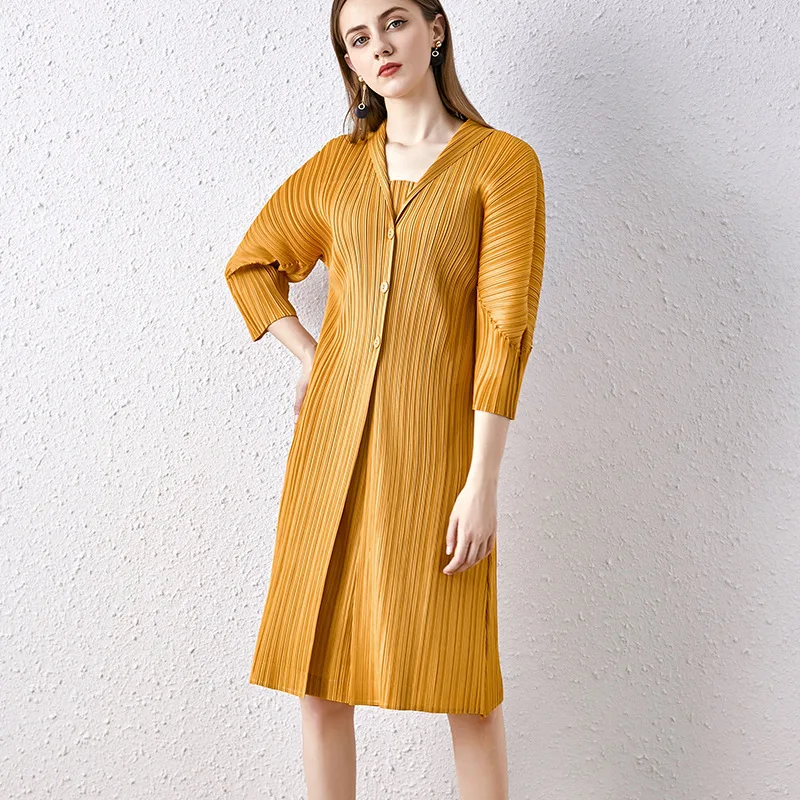 Fake two-piece jacket dress female spring and autumn Miyake V-neck button puff sleeves sexy personality pleated dress
Fake two-piece jacket dress female spring and autumn Miyake V-neck button puff sleeves sexy personality pleated dress