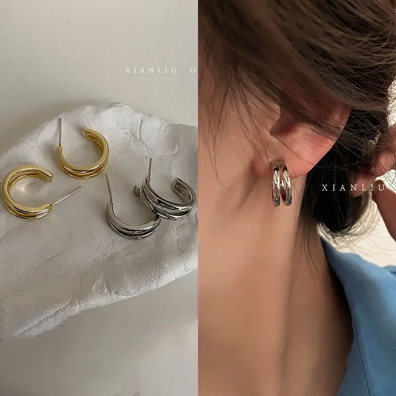 2022 New Fashion Golden Metal Style Hoop Earrings for Woman Elegant Silver C Shape Stud Earrings Wedding Jewelry Wholesale Gift
2022 New Fashion Golden Metal Style Hoop Earrings for Woman Elegant Silver C Shape Stud Earrings Wedding Jewelry Wholesale Gift