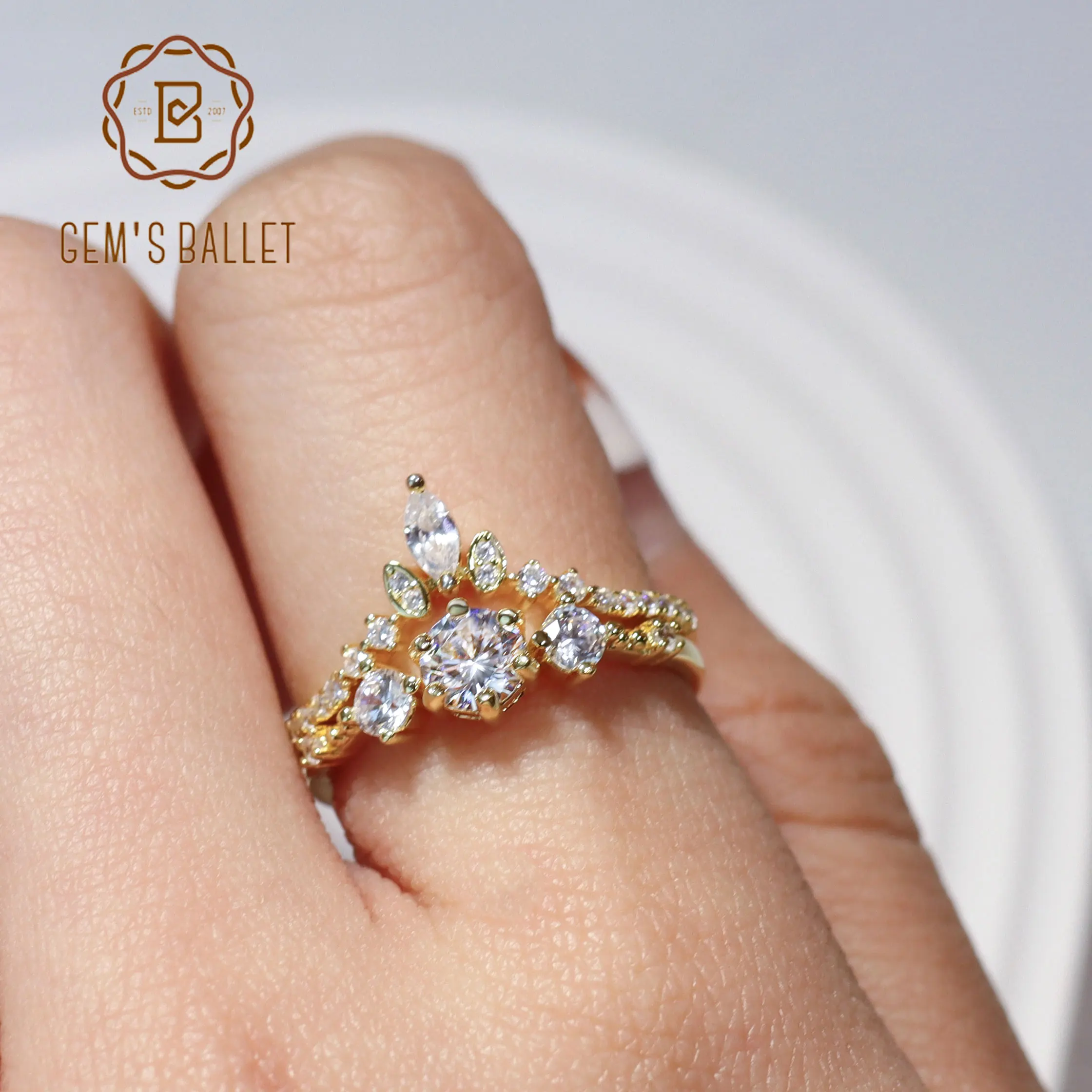 Женский свадебный набор колец GEM'S BALLET из стерлингового серебра 925 пробы, 14 к, роскошное ювелирное изделие в космическом центре
Женский свадебный набор колец GEM'S BALLET из стерлингового серебра 925 пробы, 14 к, роскошное ювелирное изделие в космическом центре