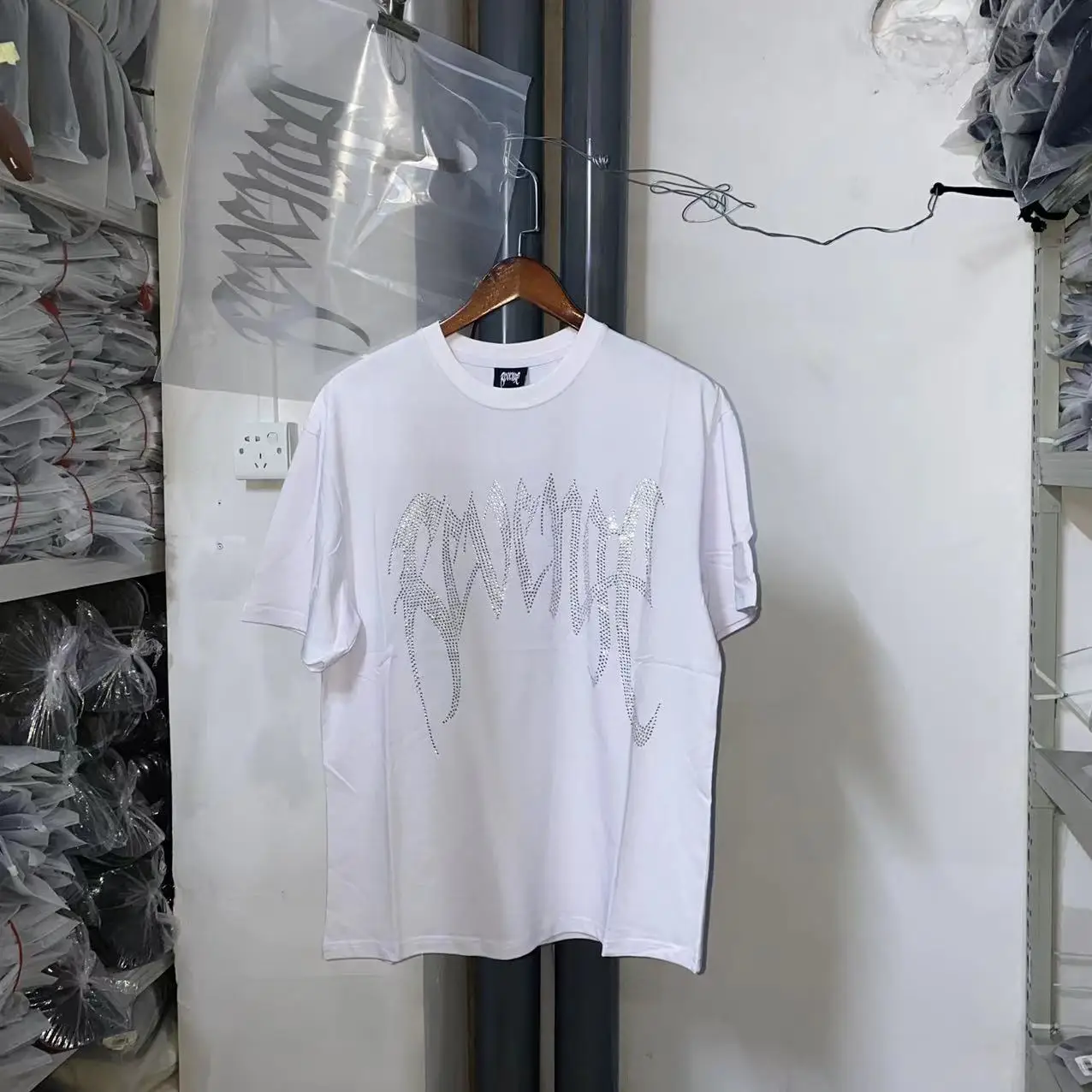 New Novelty High 23 Men REVENGE Diamond Rhinestone T Shirts T-Shirt Hip Hop Skateboard Street Cotton T-Shirts Tee Top kenye #B02
New Novelty High 23 Men REVENGE Diamond Rhinestone T Shirts T-Shirt Hip Hop Skateboard Street Cotton T-Shirts Tee Top kenye #B02