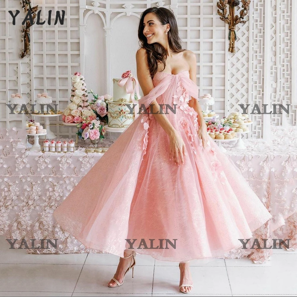 YALIN Off The Shoulder Sweetheart Homecoming Dresses Flowers Lace A-Line Evening GownTea-Length Backless Graduation Dress
YALIN Off The Shoulder Sweetheart Homecoming Dresses Flowers Lace A-Line Evening GownTea-Length Backless Graduation Dress