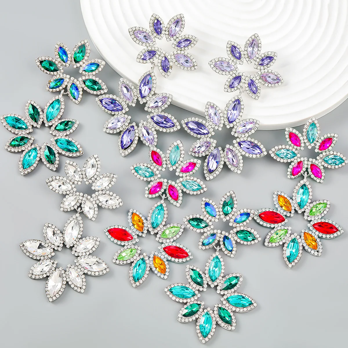 Metal Willow Leaf Rhinestone Flower Earrings Women's Exaggerate Shiny Dangle Earrings Wedding Party Jewelry Accessories
Metal Willow Leaf Rhinestone Flower Earrings Women's Exaggerate Shiny Dangle Earrings Wedding Party Jewelry Accessories