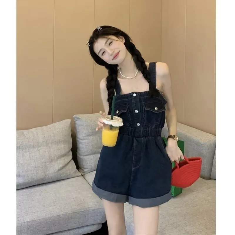 Denim strap shorts for women's summer retro work attire design with a slim waistband and wide leg pants with curled edges
Denim strap shorts for women's summer retro work attire design with a slim waistband and wide leg pants with curled edges