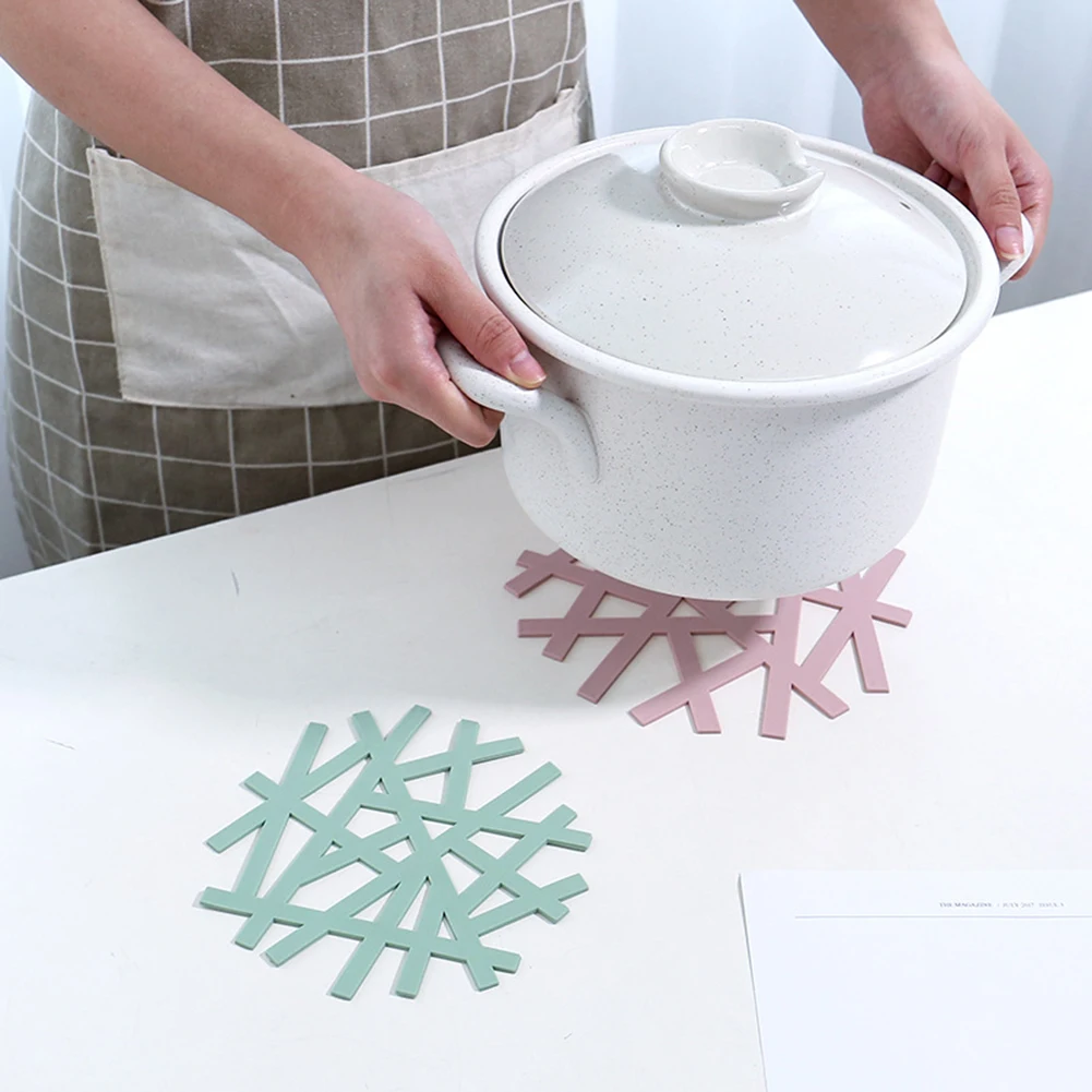 Snowflake Shape Heat-resistant Placemat Home Hollow Casserole Pad Anti-hot Mat Fashion Practical Solid Color Durable Pads
Snowflake Shape Heat-resistant Placemat Home Hollow Casserole Pad Anti-hot Mat Fashion Practical Solid Color Durable Pads