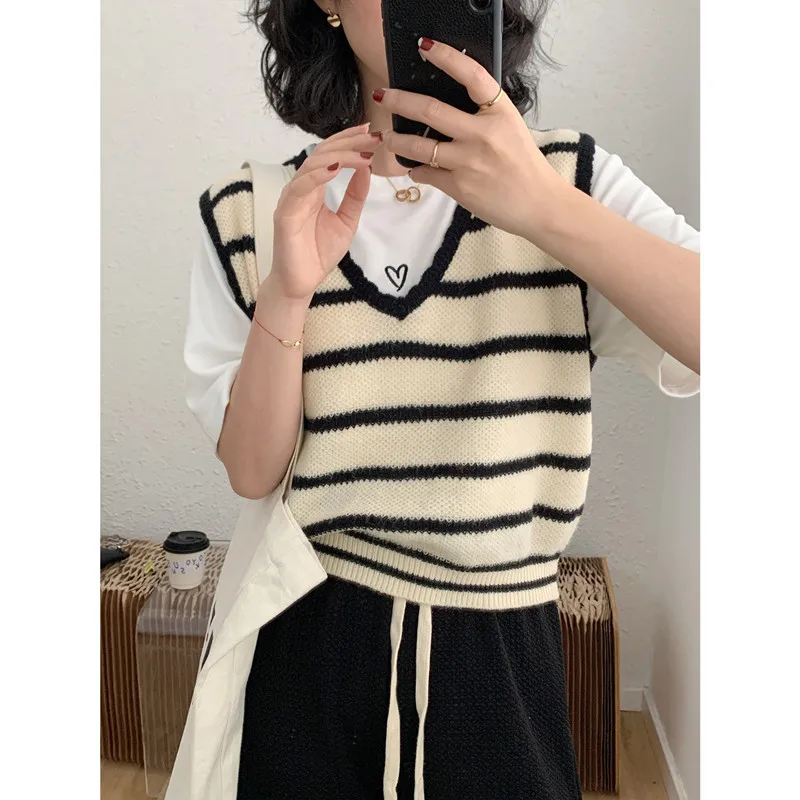 Striped Knitted Vest for Women 2022 Autumn New Korean Style College Style Loose O-Neck Sleeveless Sweater Vest Women
Striped Knitted Vest for Women 2022 Autumn New Korean Style College Style Loose O-Neck Sleeveless Sweater Vest Women