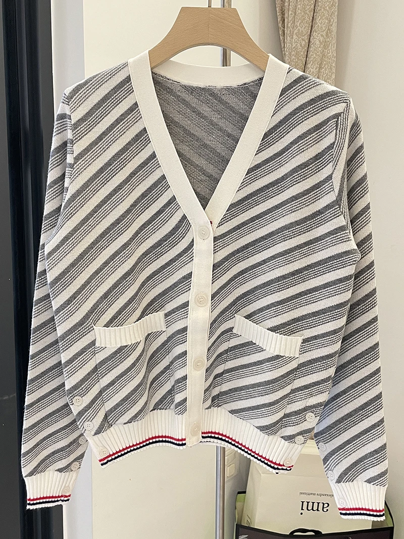TB Knitted Cardigan Women's 2022 Autumn and Winter V-neck Diagonal Stripe Foreign Style Versatile Loose Cardigan
TB Knitted Cardigan Women's 2022 Autumn and Winter V-neck Diagonal Stripe Foreign Style Versatile Loose Cardigan