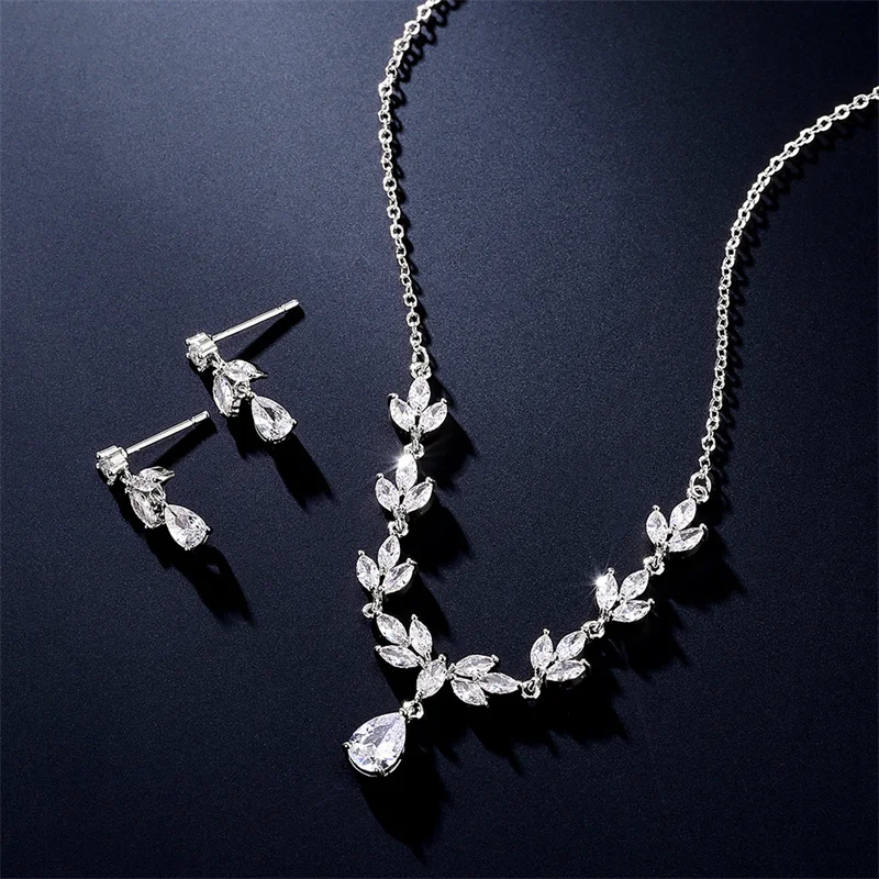 Ожерелье и серьги женские свадебные с фианитом
Ожерелье и серьги женские свадебные с фианитом