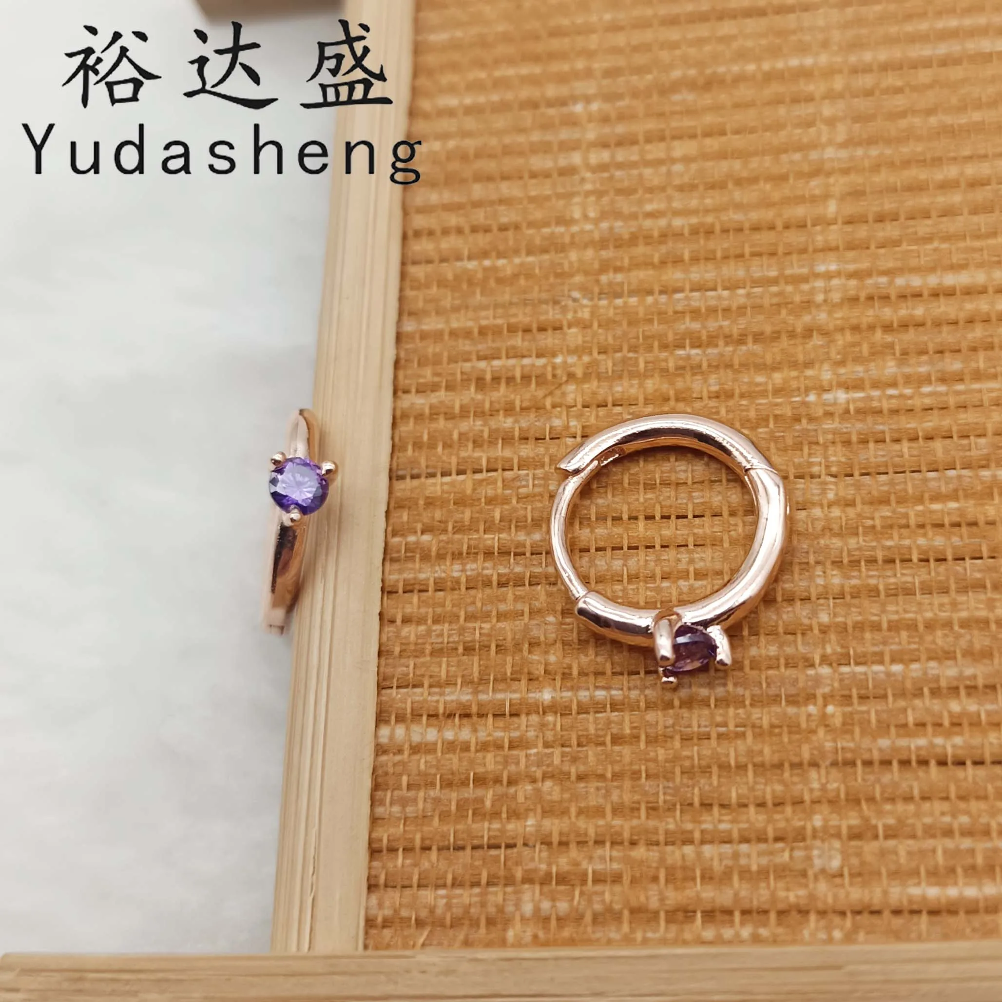 Серьги-кольца Huggie из розового фиолетового циркона, высококачественные украшения, подарки на день Святого Валентина
Серьги-кольца Huggie из розового фиолетового циркона, высококачественные украшения, подарки на день Святого Валентина