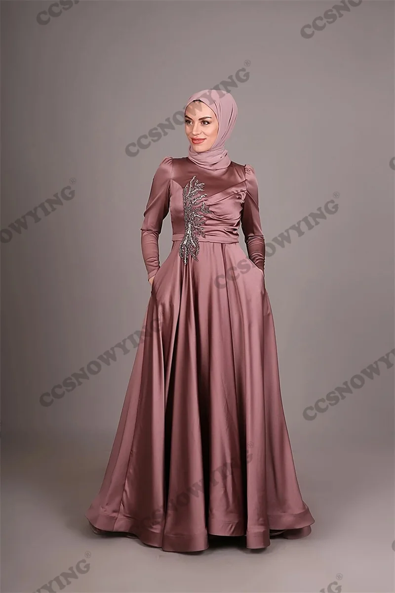 Женское атласное платье-хиджаб с длинным рукавом и аппликацией
Женское атласное платье-хиджаб с длинным рукавом и аппликацией