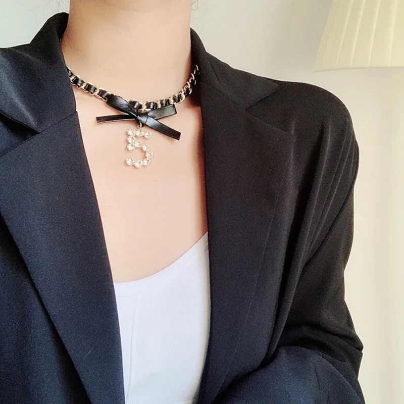 Fashion Leather Bow Necklace Number 5 Camellia Rhinestone Pendant Drop Earrings Luxury Jewelry Women Custom Gift Party Wholesale
Fashion Leather Bow Necklace Number 5 Camellia Rhinestone Pendant Drop Earrings Luxury Jewelry Women Custom Gift Party Wholesale
