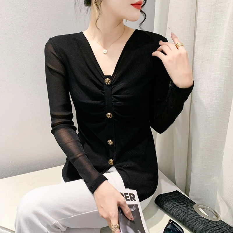 Женская Сетчатая футболка, однотонная тонкая футболка с V-образным вырезом и драпировкой, на пуговицах, с длинным рукавом, модель 2023 в европейском стиле на осень и зиму, 39355 
Женская Сетчатая футболка, однотонная тонкая футболка с V-образным вырезом и драпировкой, на пуговицах, с длинным рукавом, модель 2023 в европейском стиле на осень и зиму, 39355