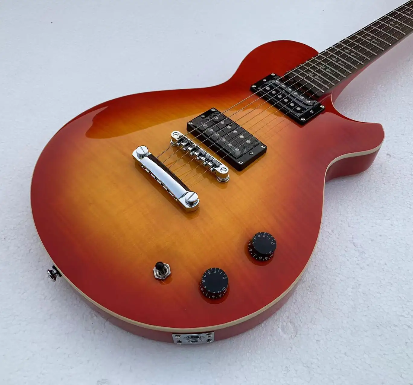 

Хорошее качество MK под заказ 6-струнная электрическая гитара пламя/тигровый клен верхние струны через тело искусственная Бесплатная доставка