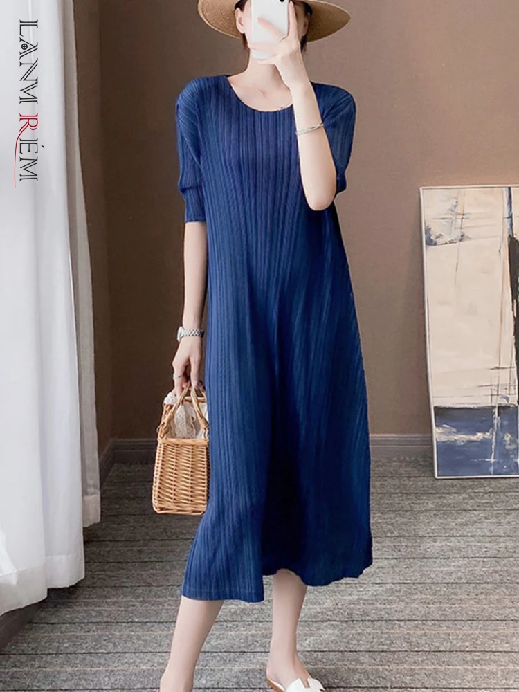 LANMREM 2022 Summer New Short Sleeves Round Neck Solid Color Loose Pleated Dresses Female Casual Clothing 2A2567
LANMREM 2022 Summer New Short Sleeves Round Neck Solid Color Loose Pleated Dresses Female Casual Clothing 2A2567