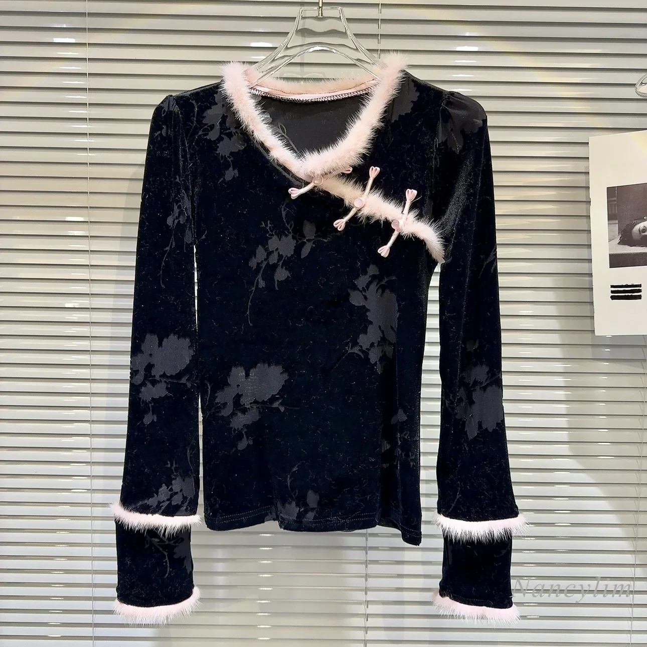 2023 Winter Velvet Shirt Lady New Retro Pink Mink Fur Side Buckle Dark Pattern Long Sleeve V Neck T-shirt Women Black Tops
2023 Winter Velvet Shirt Lady New Retro Pink Mink Fur Side Buckle Dark Pattern Long Sleeve V Neck T-shirt Women Black Tops