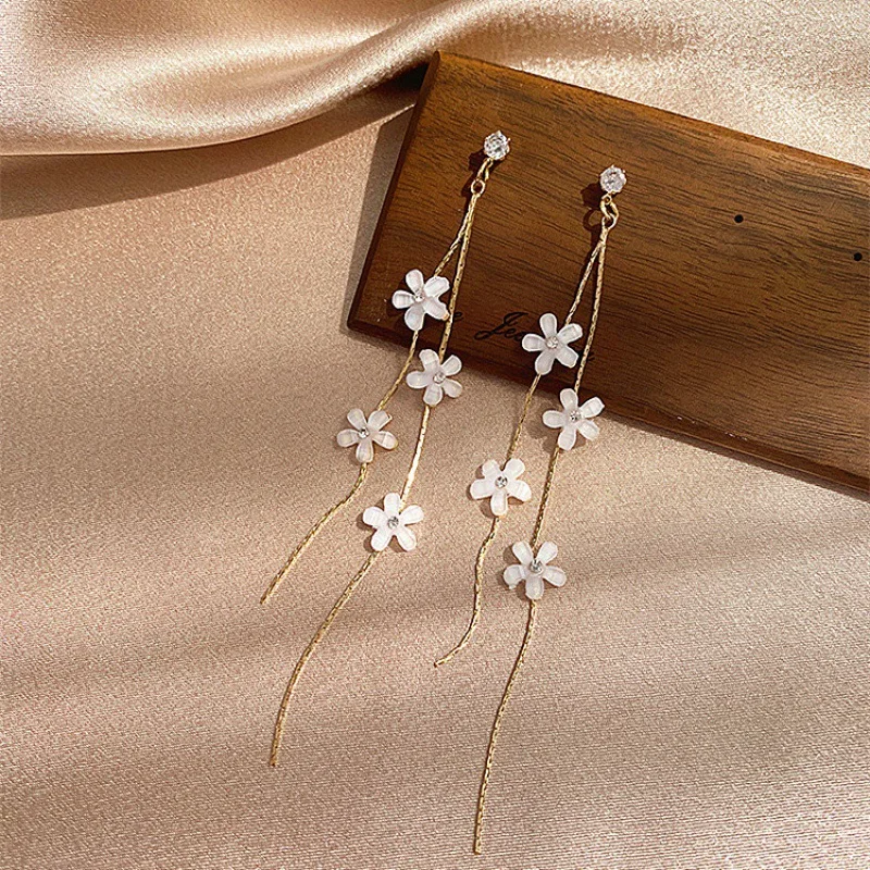 New Fashion Asymmetric Tassel Flower Earrings For Women Korean Style White Daisy Rhinestone Earring Girl Party Jewelry Gift 2022
New Fashion Asymmetric Tassel Flower Earrings For Women Korean Style White Daisy Rhinestone Earring Girl Party Jewelry Gift 2022